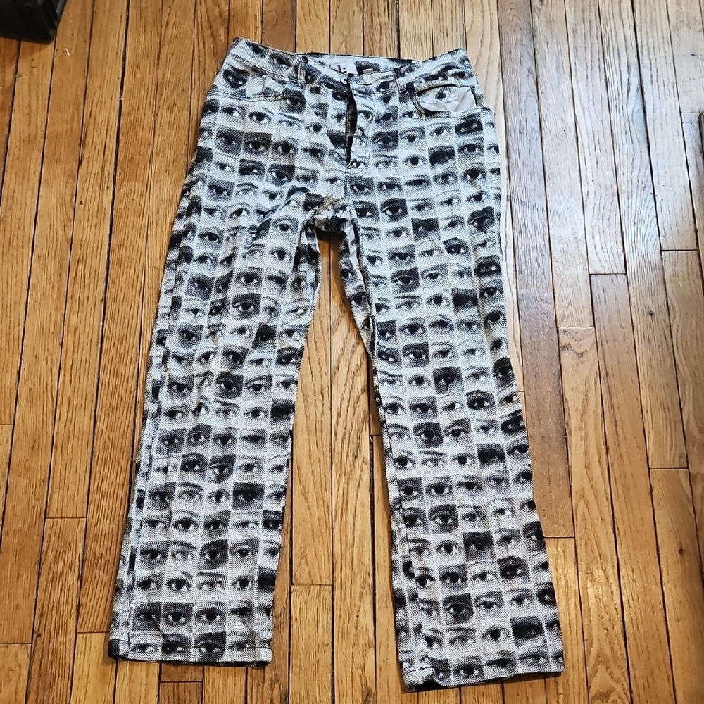 Ragged Priest Black and Gray Eye Pattern